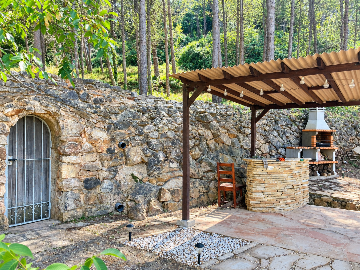 Casa de montaña entre árboles y naturaleza